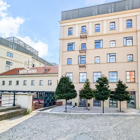 Riverside Modern By Bookinghost Lägenhet